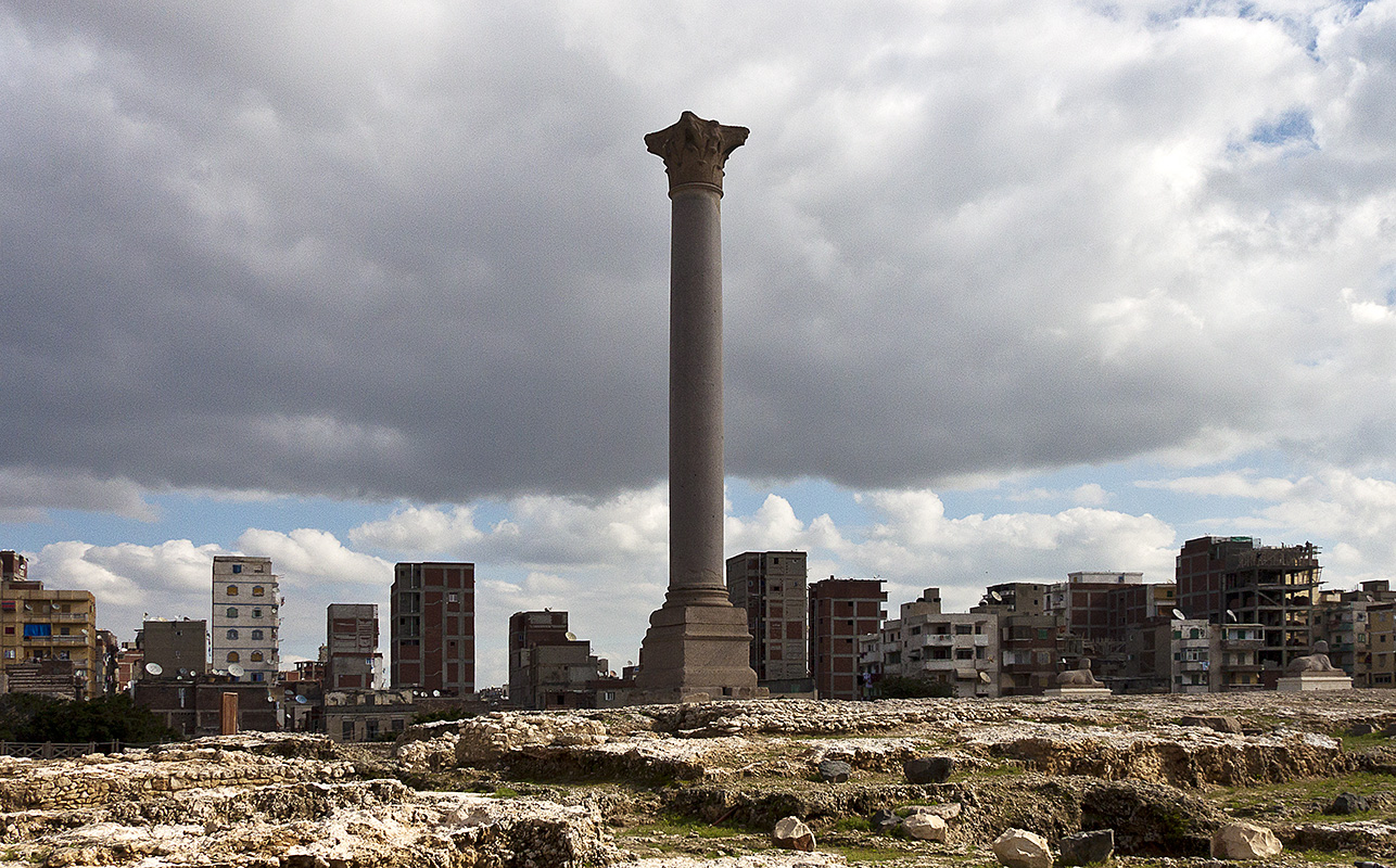 Kom el Dikka :: Pompey's Pillar with Highrises