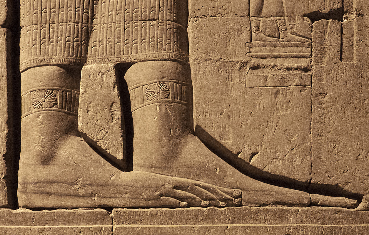 Kom Ombo Big Feet, Little Feet